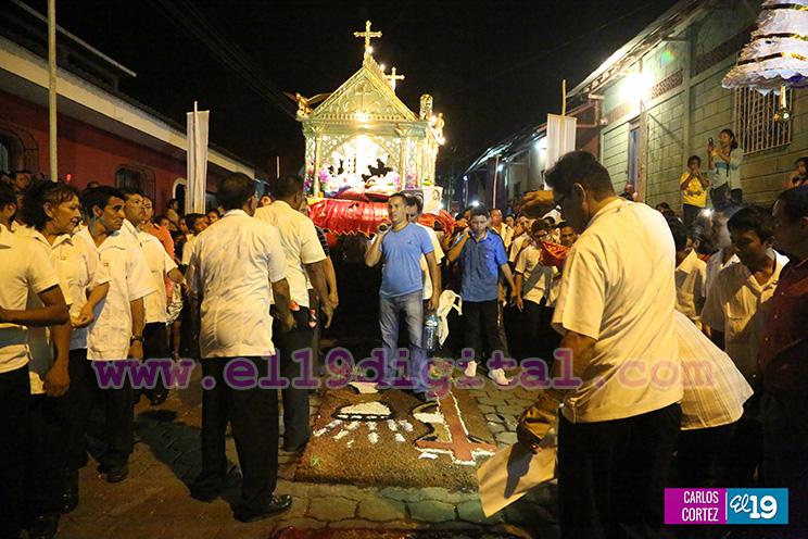 Alfombras pasionarias avivan la fe de los cristianos